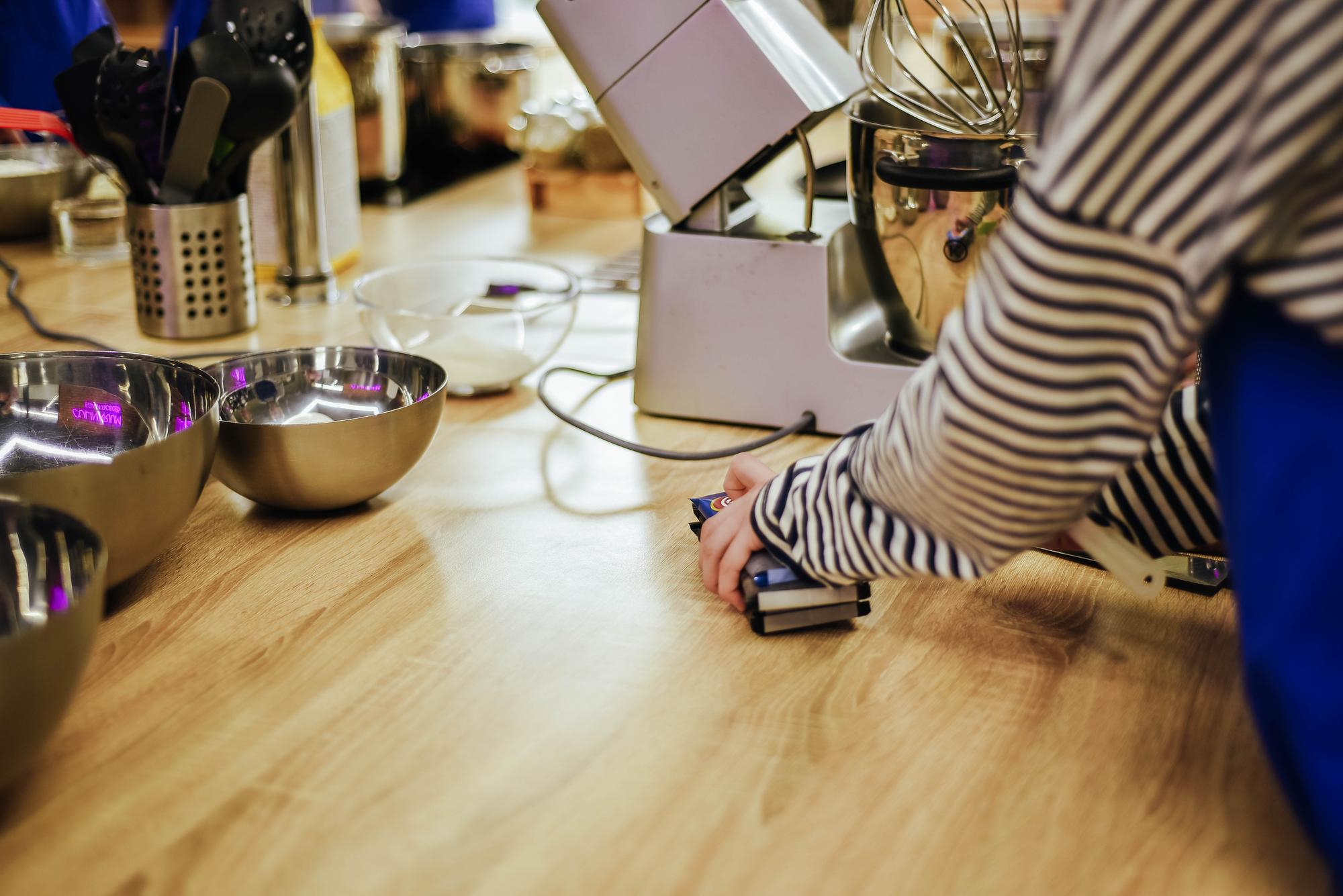 Dettaglio di strumenti da cucina high-tech su banco di lavoro